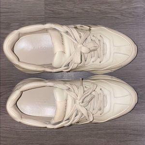 Size 37 Women’s Gucci Sneaker